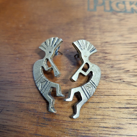 Vintage Brass Tone Metal Kokopelli Pierced Earrings - Picture 6 of 12